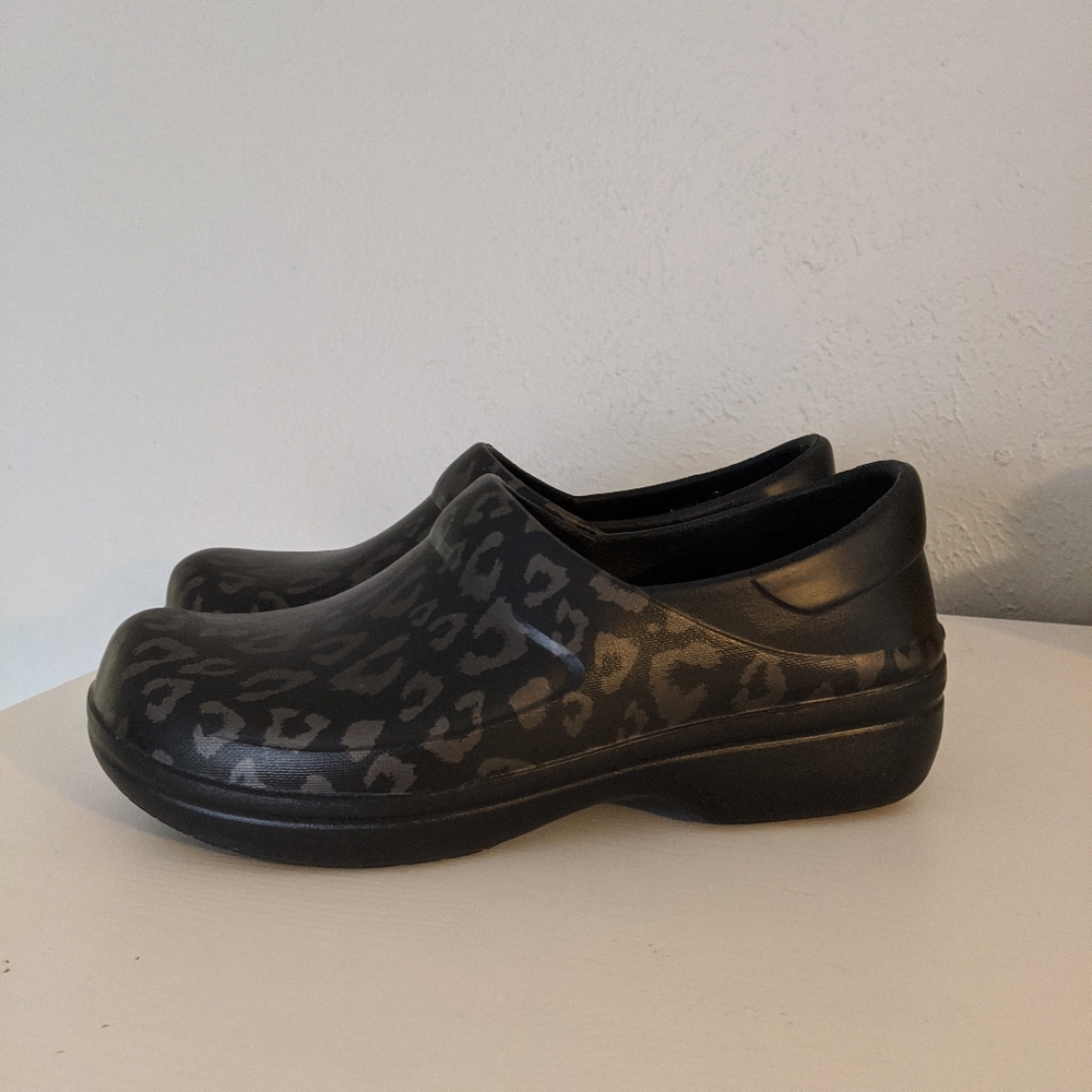 Crocs leopard print clogs